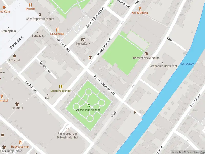 Ambulance met grote spoed naar de Korte Nieuwstraat in Dordrecht