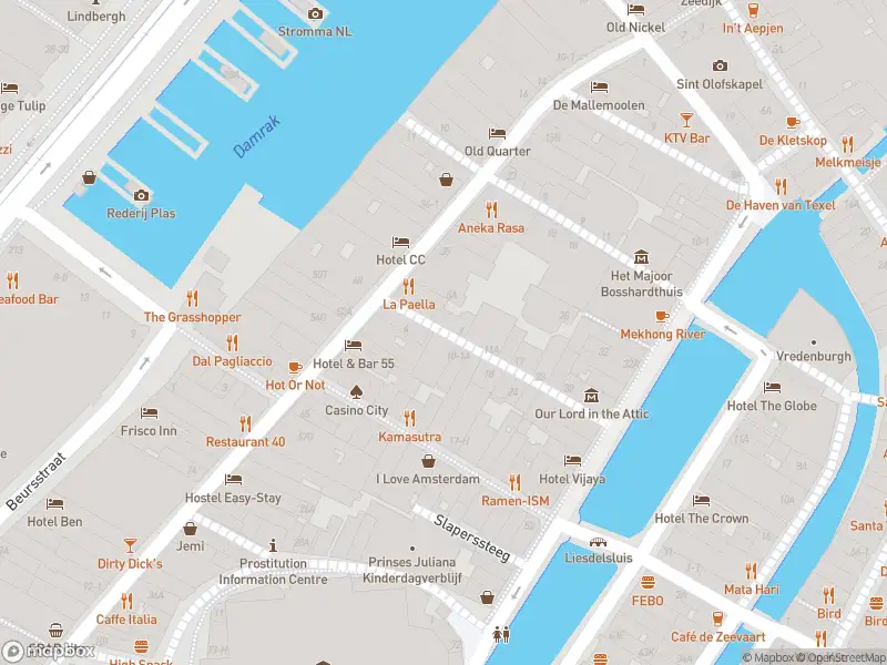 Ambulance met grote spoed naar de Heintje Hoekssteeg in Amsterdam