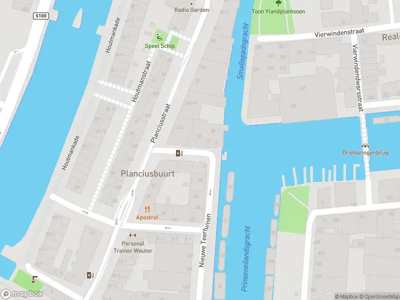 Ambulance met gepaste spoed naar de Tweede Breeuwersstraat in Amsterdam