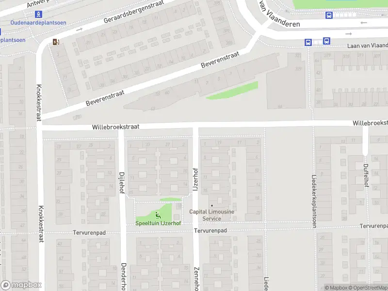 Ambulance met grote spoed naar de IJzerhof in Amsterdam