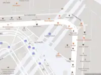 Ambulance en brandweer met grote spoed naar de Aankomstpassage in Schiphol