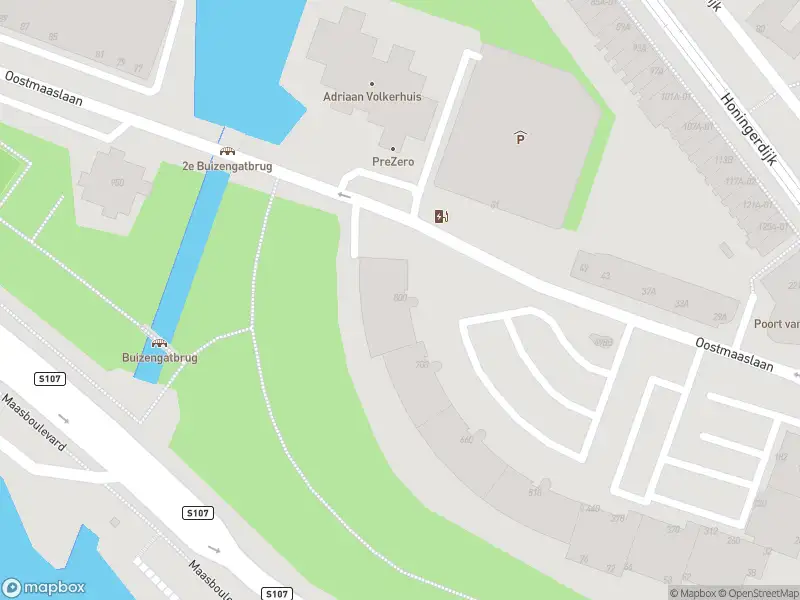 Ambulance met grote spoed naar de Oostmaaslaan in Rotterdam