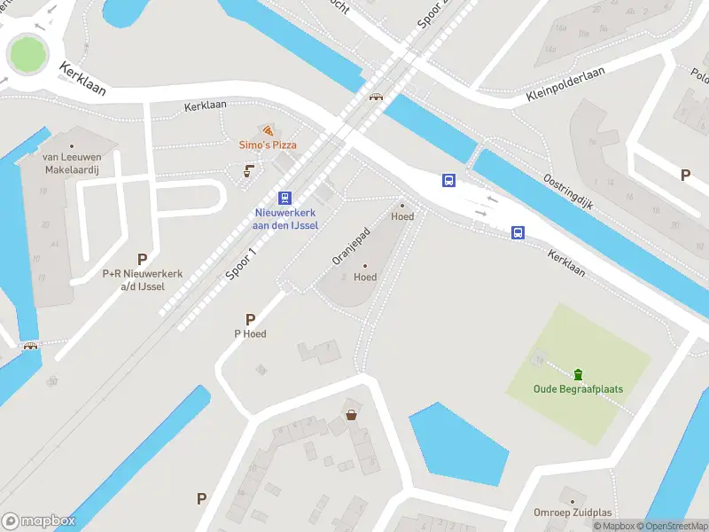 Ambulance met grote spoed naar de Oranjepad in Nieuwerkerk aan den IJssel