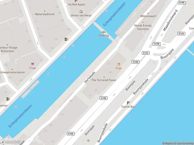 Politie naar de Hertekade in Rotterdam vanwege voertuigen te water