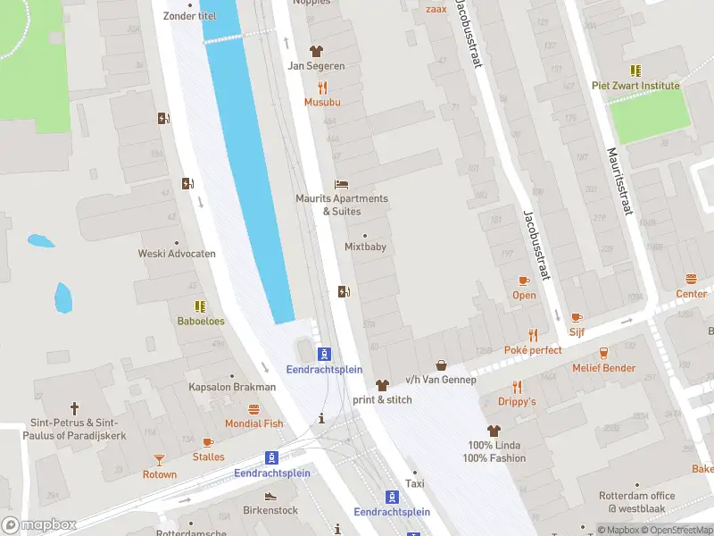 Ambulance met grote spoed naar de Mauritsweg in Rotterdam