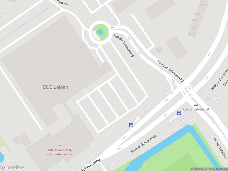 Ambulance met gepaste spoed naar de Haagse Schouwweg in Leiden