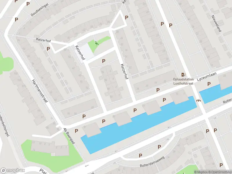 Ambulance met grote spoed naar de Keizerhof in Vlaardingen