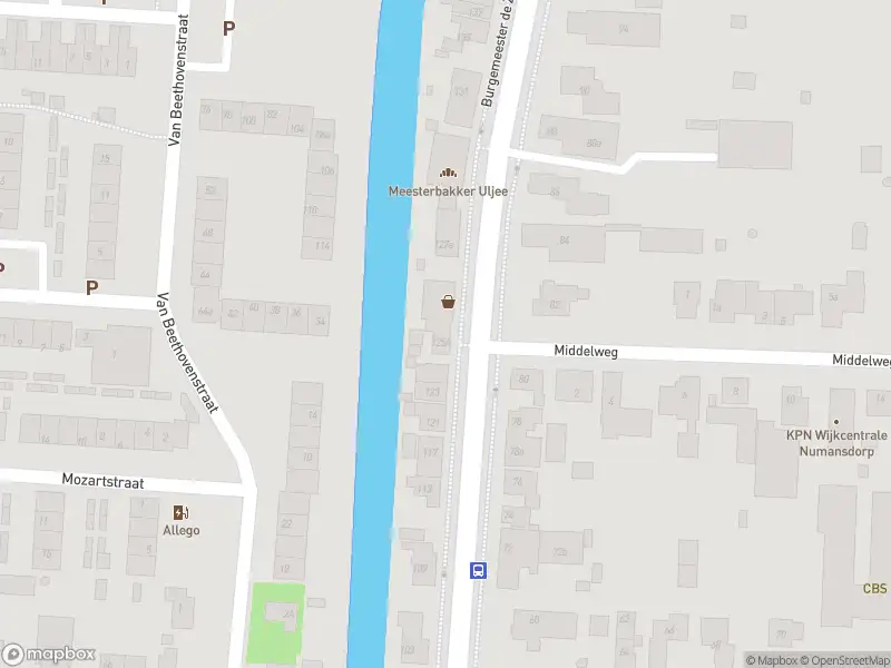 Ambulance met grote spoed naar de Burgemeester de Zeeuwstraat in Numansdorp