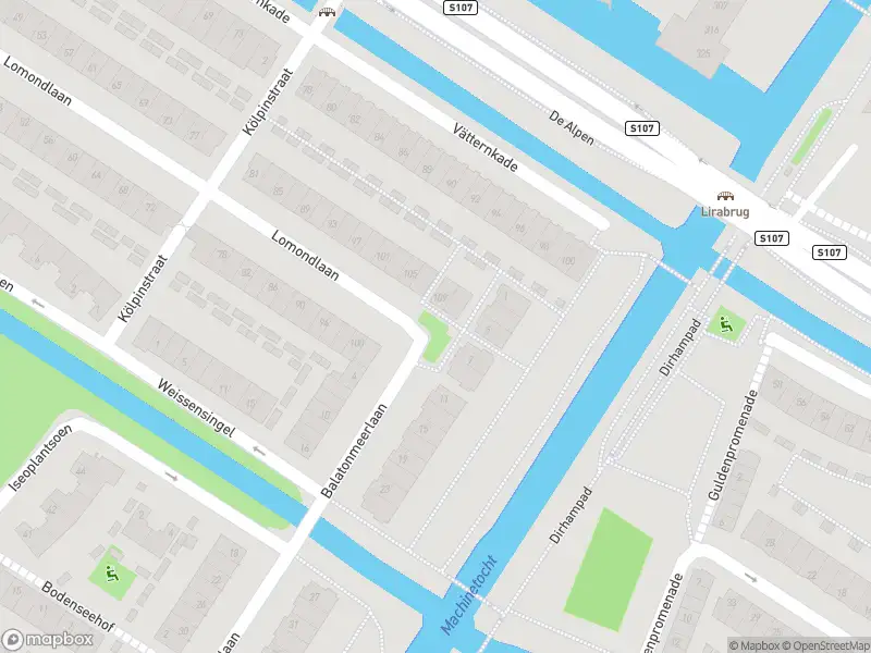 Ambulance met grote spoed naar de Balatonmeerlaan in Amsterdam