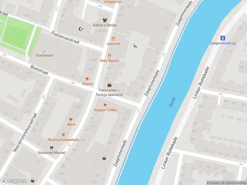 Ambulance met grote spoed naar de Woelwijkstraat in Rotterdam