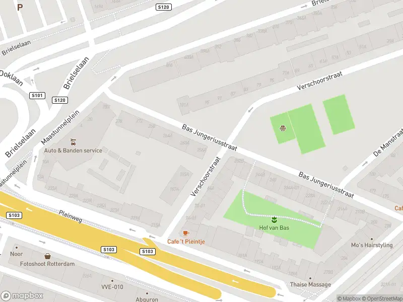 Ambulance met grote spoed naar de Bas Jungeriusstraat in Rotterdam