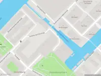 Ambulance met grote spoed naar de Oostenburgermiddenstraat in Amsterdam