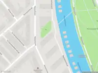 Ambulance met grote spoed naar de Nassauhaven in Rotterdam