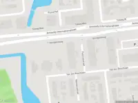 Ambulance met grote spoed naar de Poelmanstraat in Hellevoetsluis vanwege waarnemen gaslucht