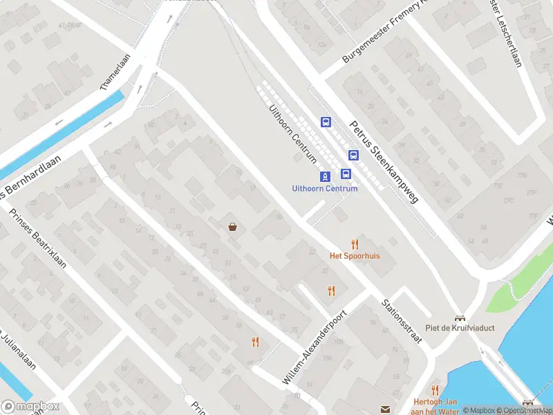 Ambulance met grote spoed naar de Stationsstraat in Uithoorn