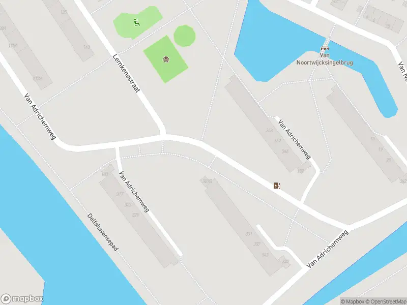 Ambulance met grote spoed naar de Van Adrichemweg in Rotterdam