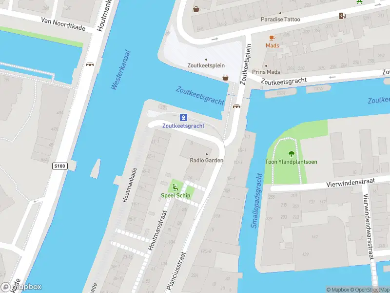 Ambulance met grote spoed naar de Korte Zoutkeetsgracht in Amsterdam
