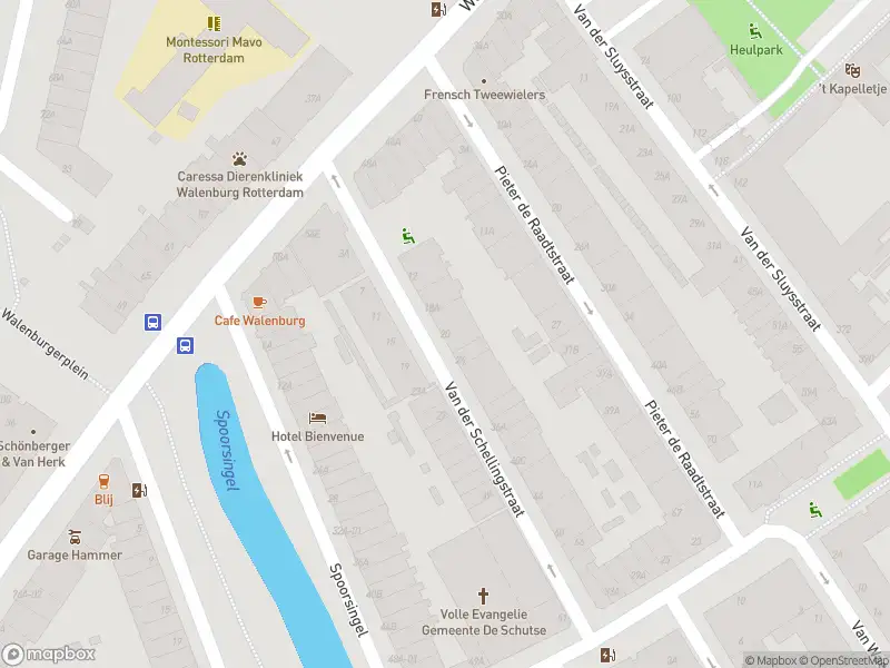 Ambulance met grote spoed naar de Van der Schellingstraat in Rotterdam