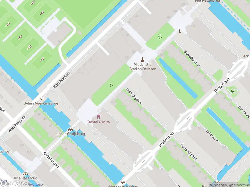 Ambulance met grote spoed naar de Delle Alpihof in Amsterdam