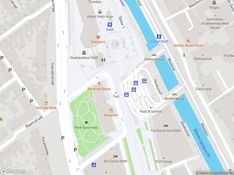 Ambulance met gepaste spoed naar de Stationsplein in Delft