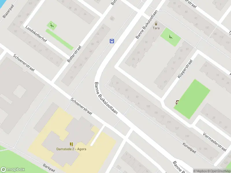 Ambulance met grote spoed naar de Korvetpad in Amsterdam