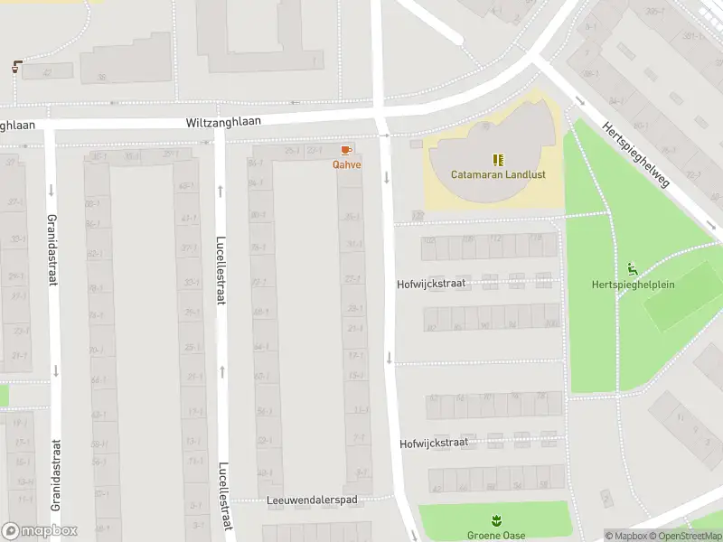 Ambulance met grote spoed naar de Sara Burgerhartstraat in Amsterdam