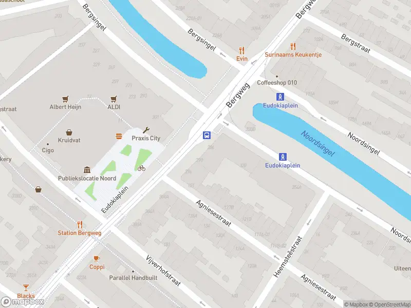 Ambulance met grote spoed naar de Bergweg in Rotterdam