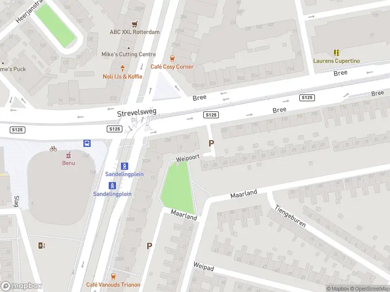 Ambulance met grote spoed naar de Weipoort in Rotterdam