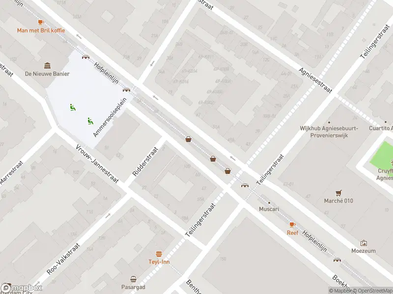 Ambulance met grote spoed naar de Vijverhofstraat in Rotterdam