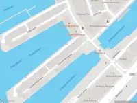 Ambulance met grote spoed naar de Scheepmakerskade in Rotterdam