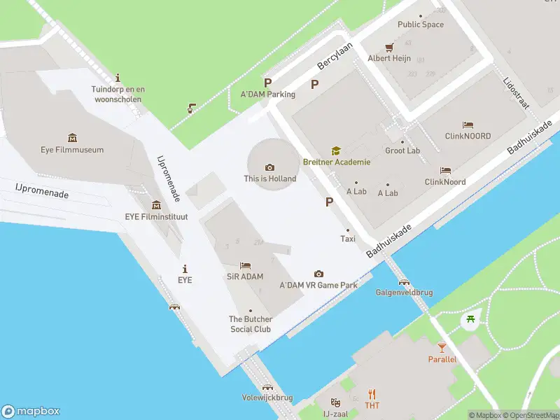 Ambulance met gepaste spoed naar de Overhoeksplein in Amsterdam