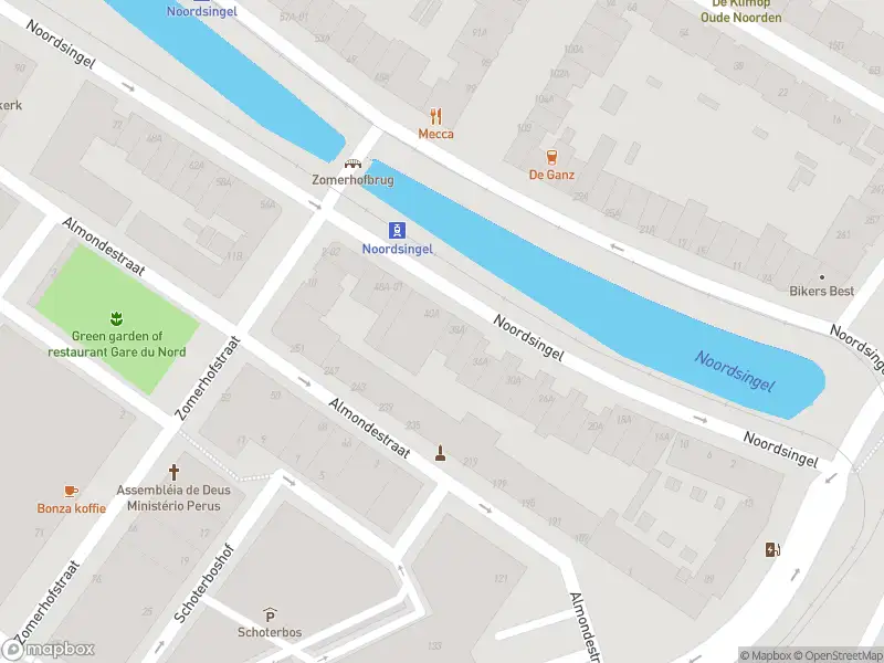 Ambulance met grote spoed naar de Noordsingel in Rotterdam