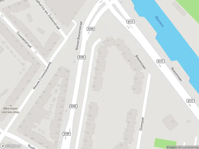 Ambulance met grote spoed naar de Nieuwe Boezemstraat in Rotterdam