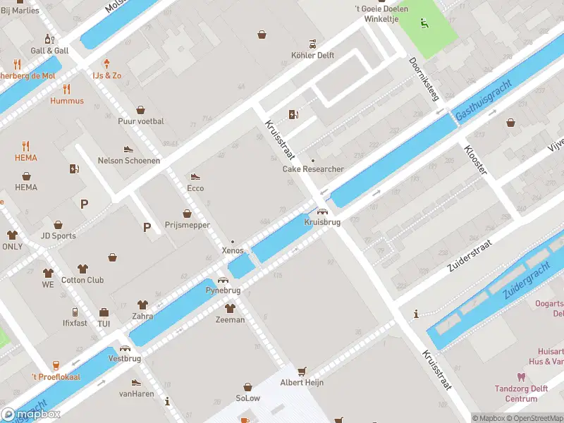 Ambulance met grote spoed naar de Yperstraat in Delft