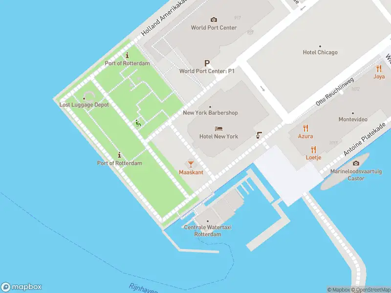 Ambulance met grote spoed naar de Koninginnenhoofd in Rotterdam