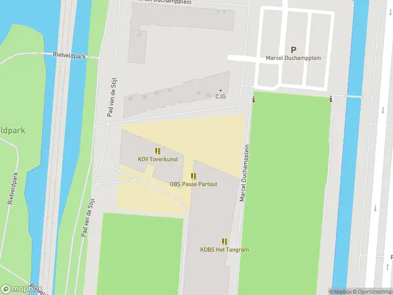 Ambulance met grote spoed naar de Marcel Duchampplein in Rotterdam