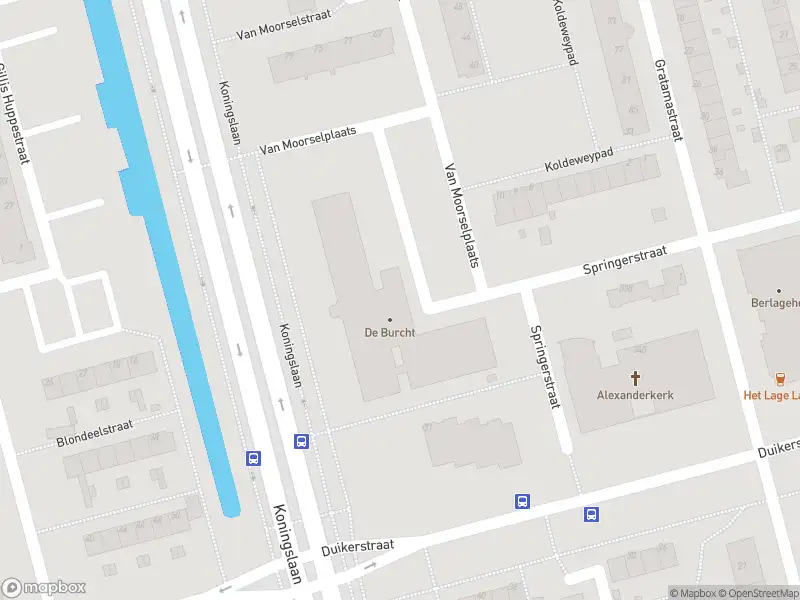 Ambulance met grote spoed naar de Van Moorselplaats in Rotterdam