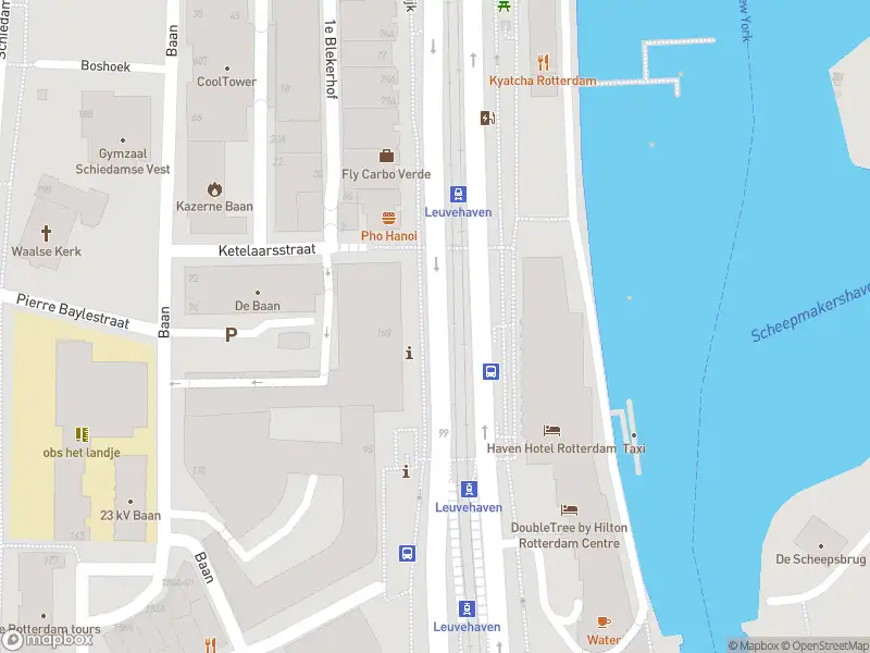 Ambulance met grote spoed naar de Schiedamsedijk in Rotterdam