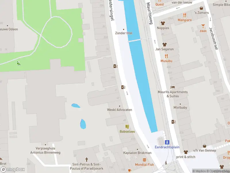 Ambulance met grote spoed naar de Westersingel in Rotterdam