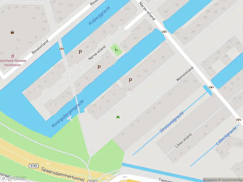 Ambulance met grote spoed naar de Memeleiland in Amsterdam