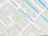 Brandweer met grote spoed naar de Noorduynkade in Honselersdijk vanwege voertuigbrand