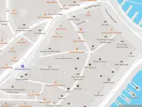 Ambulance met grote spoed naar de Nieuwezijds Armsteeg in Amsterdam