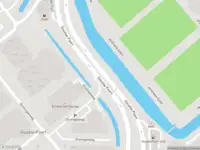 Ambulance met grote spoed naar de Goudse Poort in Gouda