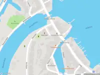 Brandweer met grote spoed naar de Kerkplein in Spaarndam vanwege personen te water