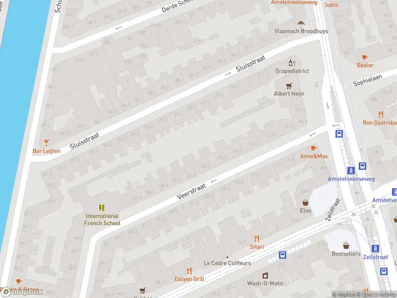 Ambulance met grote spoed naar de Veerstraat in Amsterdam