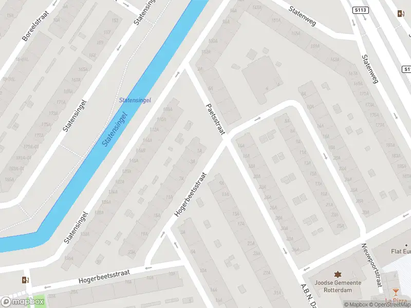 Ambulance met gepaste spoed naar de Paetsstraat in Rotterdam