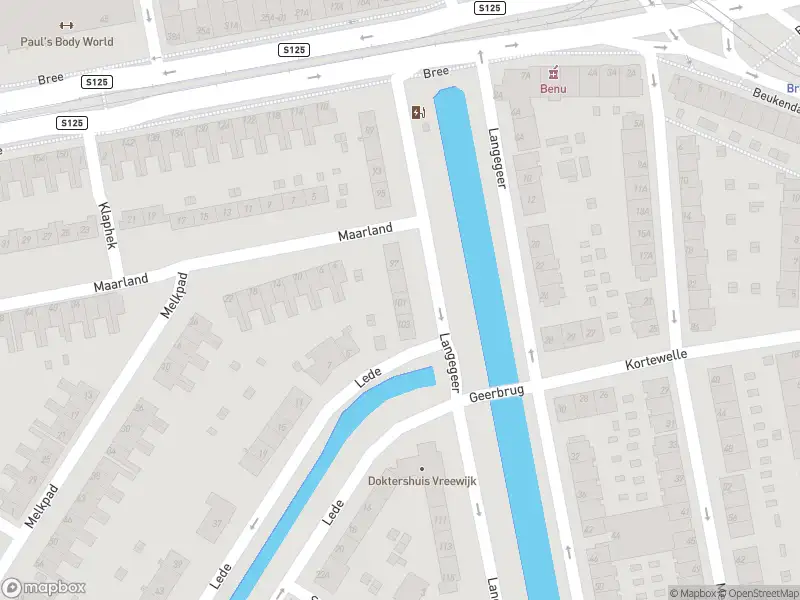 Ambulance met grote spoed naar de Langegeer in Rotterdam