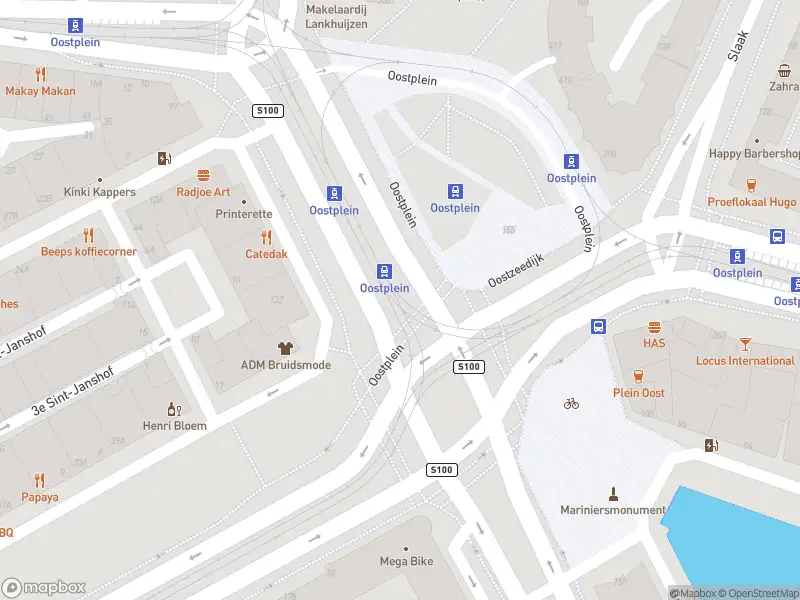 Ambulance met grote spoed naar de Oostplein in Rotterdam