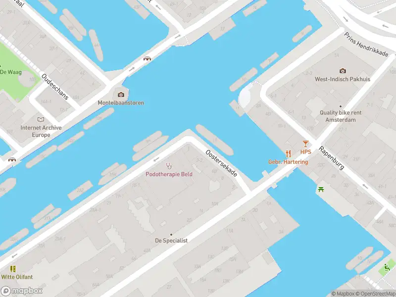 Ambulance met grote spoed naar de Oostersekade in Amsterdam