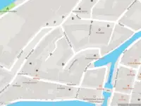 Ambulance met grote spoed naar de Dam in Schiedam